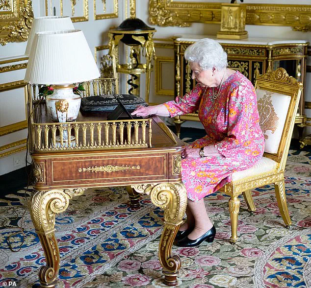 A Royal Tech Moment: How Queen Elizabeth II’s iPad Revealed a Surprising Side of the Monarchy