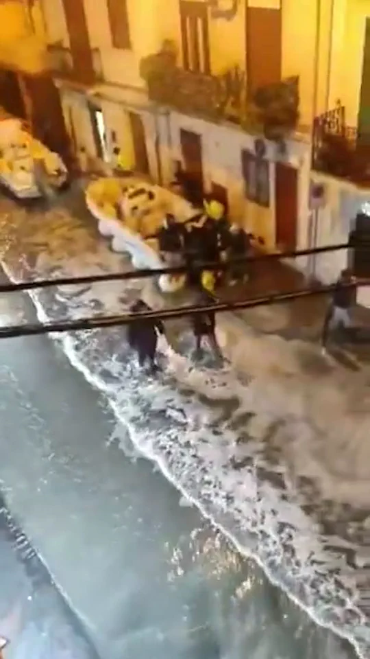 Storm Harry's Tsunami-Style Surge Floods Sicily, Residents Sprint for Safety Amid Chaos