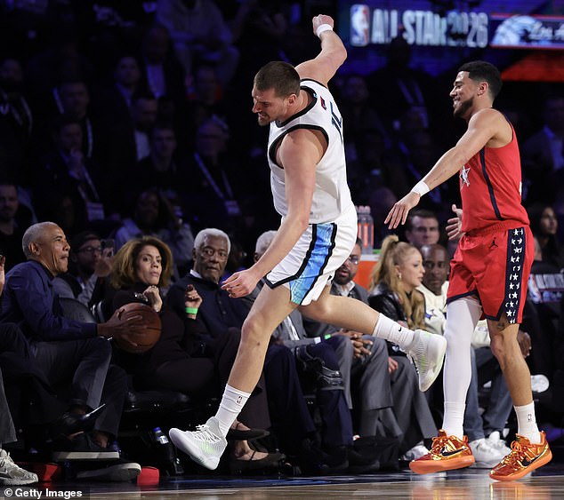 Barack Obama's Unforgettable Courtside Moment at NBA All-Star Game as He Snags Loose Ball Mid-Air