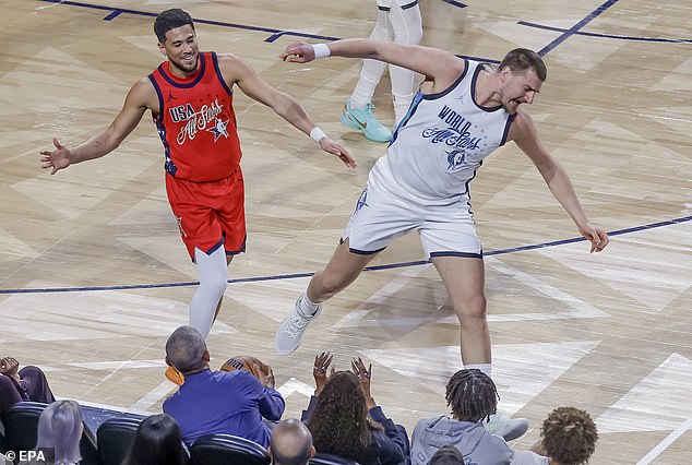 Barack Obama's Unforgettable Courtside Moment at NBA All-Star Game as He Snags Loose Ball Mid-Air