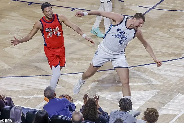 Barack Obama's Unforgettable Courtside Moment at NBA All-Star Game as He Snags Loose Ball Mid-Air