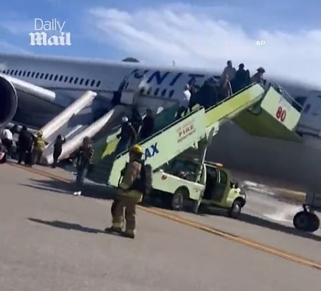 Chaos at LAX: United Airlines Evacuation Disrupted by Passengers Dragging Luggage Down Emergency Slides