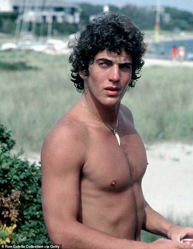 The Turning Point: How a 1994 Photo Forever Changed John F. Kennedy Jr. and Carolyn Bessette's Story