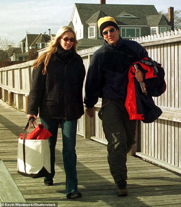 The Turning Point: How a 1994 Photo Forever Changed John F. Kennedy Jr. and Carolyn Bessette's Story
