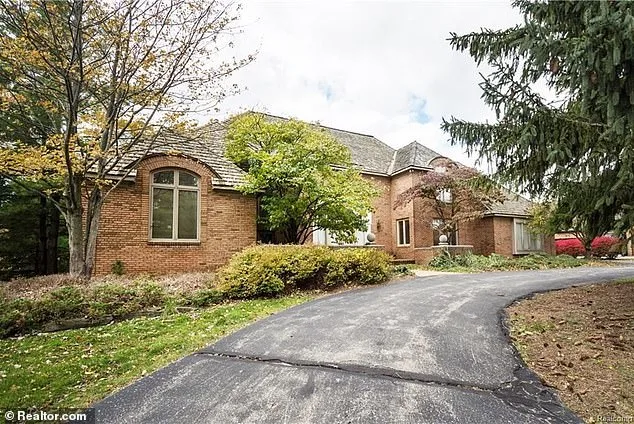 Oscar-Nominated Costume Designer Reveals Shocking Encounter with Aretha Franklin During 1994 Gown Commission, Details Memoir