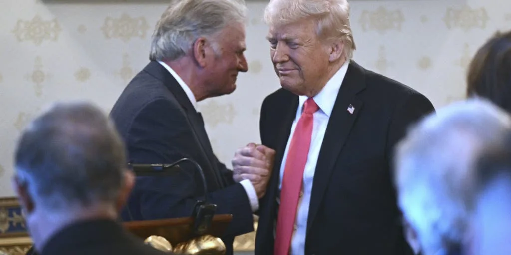 Graham Defends Trump Over 'Jesus' Image