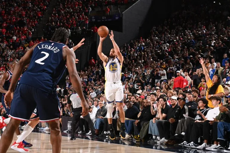 Warriors Edge Clippers to Stay in Playoff Race