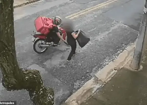 Perverted delivery driver grabs woman' s butt in drive-by groping