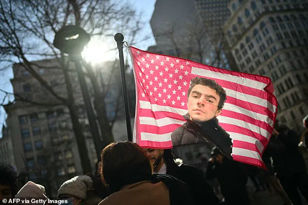 Supporters of Luigi Mangione Pack New York Courthouse