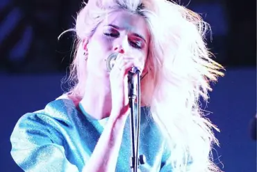 Ex-Christian Pop Singer Recalls Pastor's Persuasive Attempts