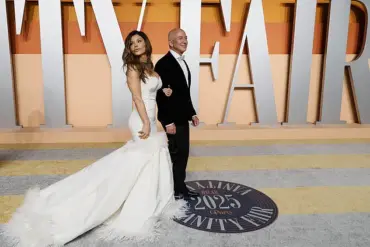 Jeff Bezos and Lauren Sánchez Make a Glamorous Entrance at the Vanity Fair Oscars Party