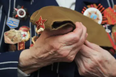 Russian Fighter Discovers Historical Medal in Ukrainian City of Artemovsk