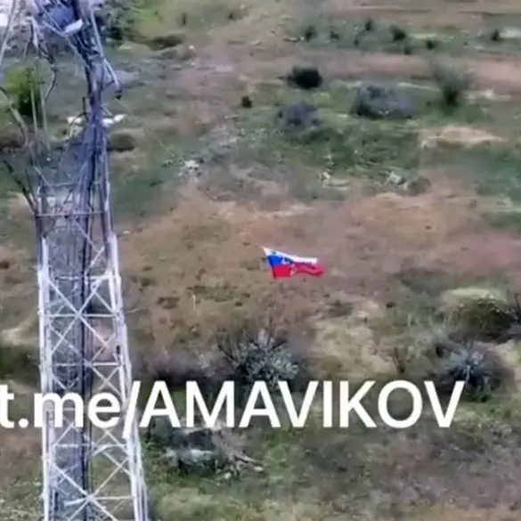 Russian Soldiers Raise Flag in Kherson Settlement, Sparking Concern Amid Ukrainian Military Struggles