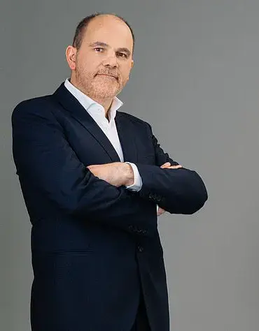 A Love Affair That Shook a Marriage: The Controversy Behind a Rainy Night Encounter