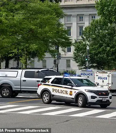 Secret Service Apprehends Man After Suspicious Package Near White House; Bomb Squad Deployed at Treasury Building