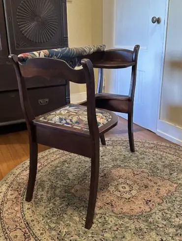 Mysterious Hybrid Chair Baffles Reddit Users as Curiosity Surrounds Its Purpose