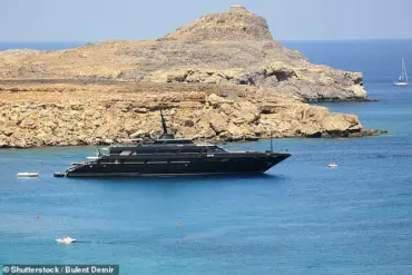 Fashion Industry Mourns the Passing of Giorgio Armani, Iconic Designer Who Redefined Luxury and Modernity