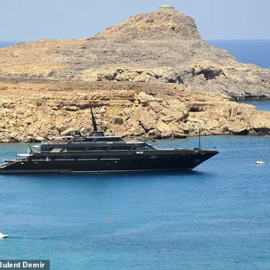 Fashion Industry Mourns the Passing of Giorgio Armani, Iconic Designer Who Redefined Luxury and Modernity