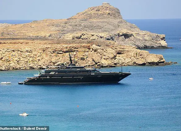 Fashion Industry Mourns the Passing of Giorgio Armani, Iconic Designer Who Redefined Luxury and Modernity